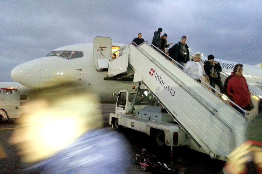Выгружаемся из самолета в Борисполе Киев, Украина