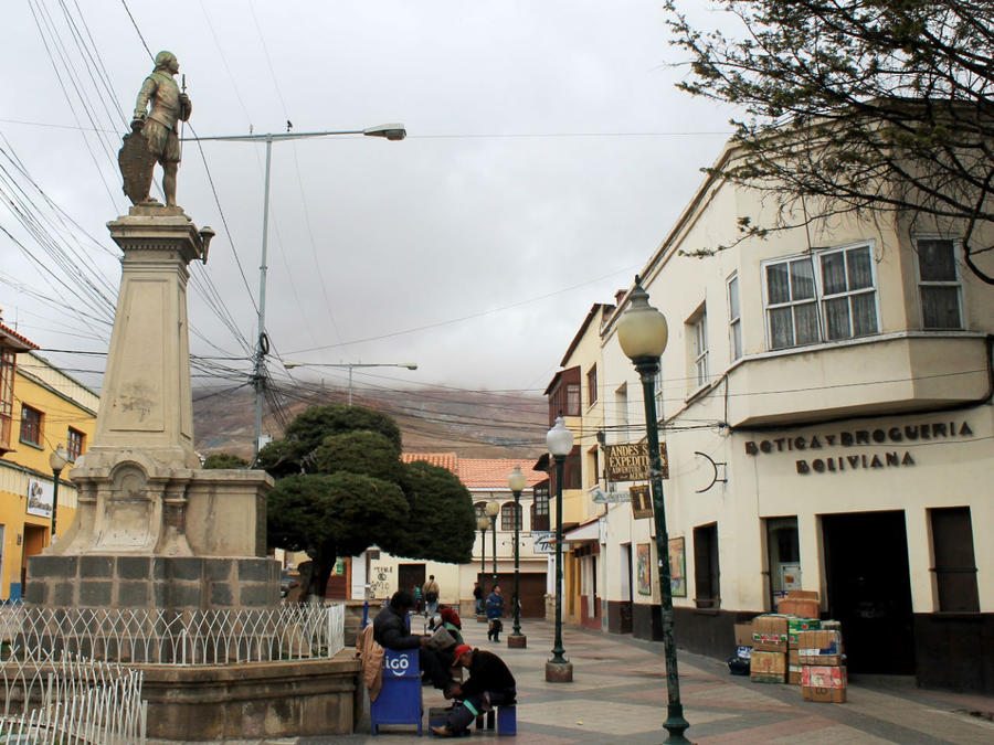 Plaza 6 de Agosto — монумент на пешеходной улице Padilla (восточная оконечность площади) Потоси, Боливия