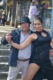 Танго на улице Каминито, район La Boca, в Буэнос-Айресе.