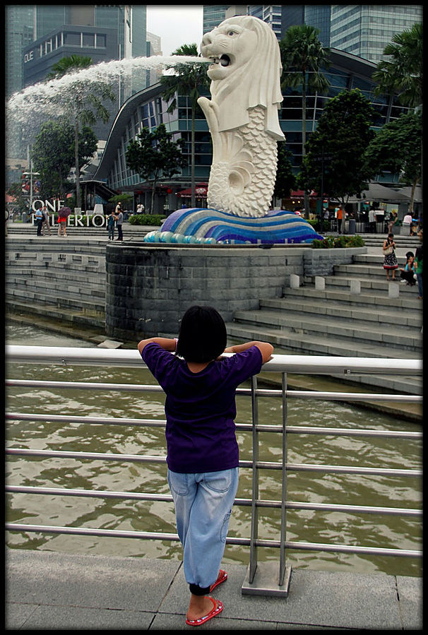 Фотосессия возле главного символа Сингапура Сингапур (город-государство)