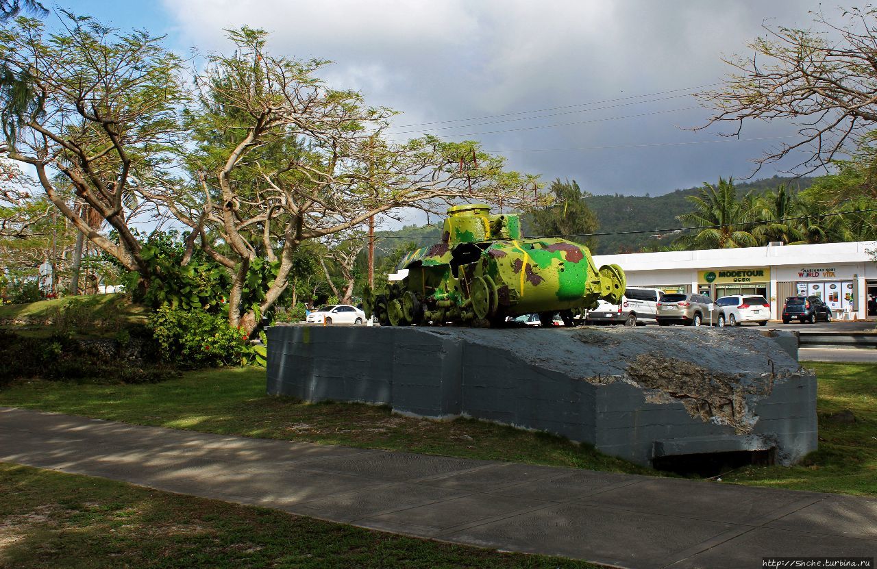 Японский танк и японский бункер Олеай, остров Сайпан, Марианские острова
