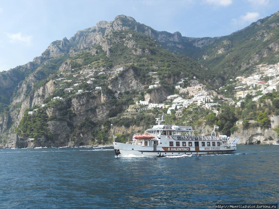 От Positano до Amalfi и Atrani — вид с моря Амальфи, Италия