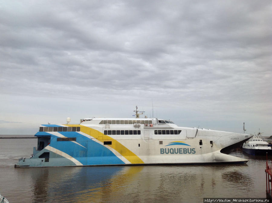 Из Буэнос-Айреса (Аргентина) до города Колония-дель-Сакраменто (Уругвай) за час можно доплыть на скоростном корабле.
