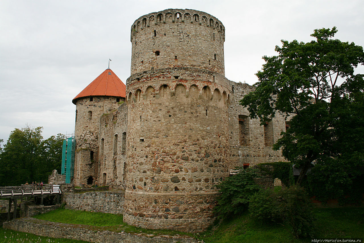 Западная башня — та, что с крышей в строительных лесах. Цесис, Латвия