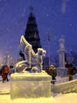Помимо живописи здесь представлена городская скульптура города на Неве. Грифон с Банковского моста