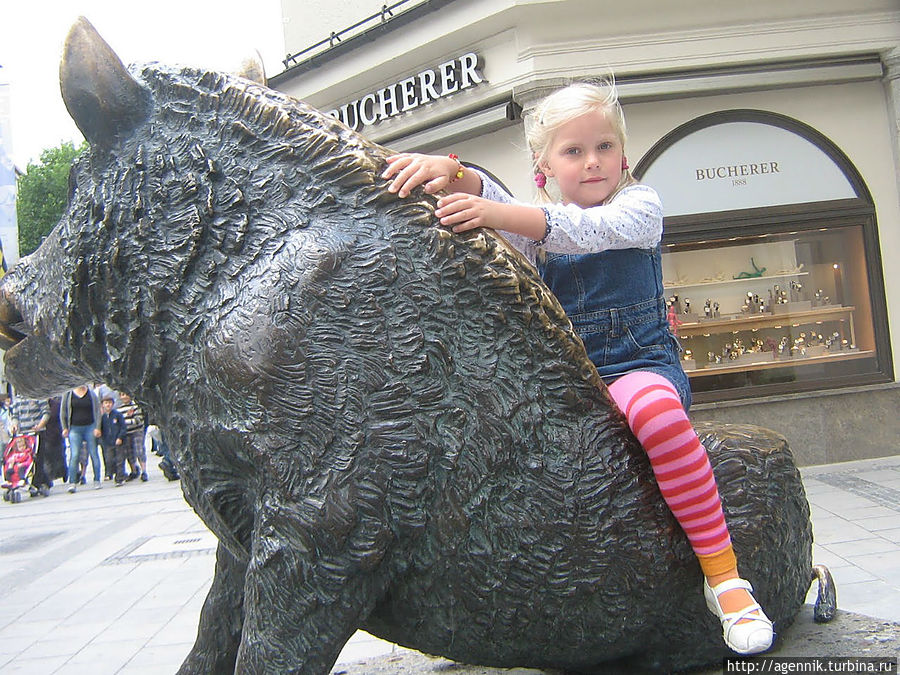 Перед входом — на улице скульптуры кабана Перед входом — на улице скульптуры кабана