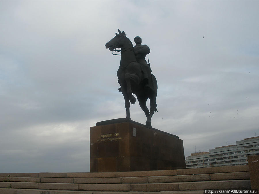 Ну и конечно, как и всякий уважающий себя город, Луганск имеет своего человека на коне (памятник Клименту Ефремовичу Ворошилову, скульптор А. Посядо и архитектор А.Душкин) Луганск, Украина