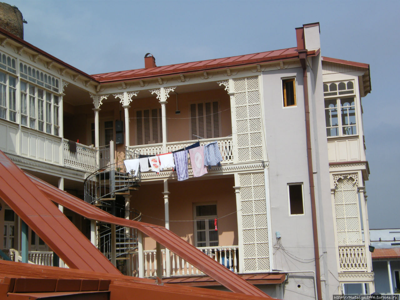 И новые здания тоже строят с резными балкончиками Тбилиси, Грузия