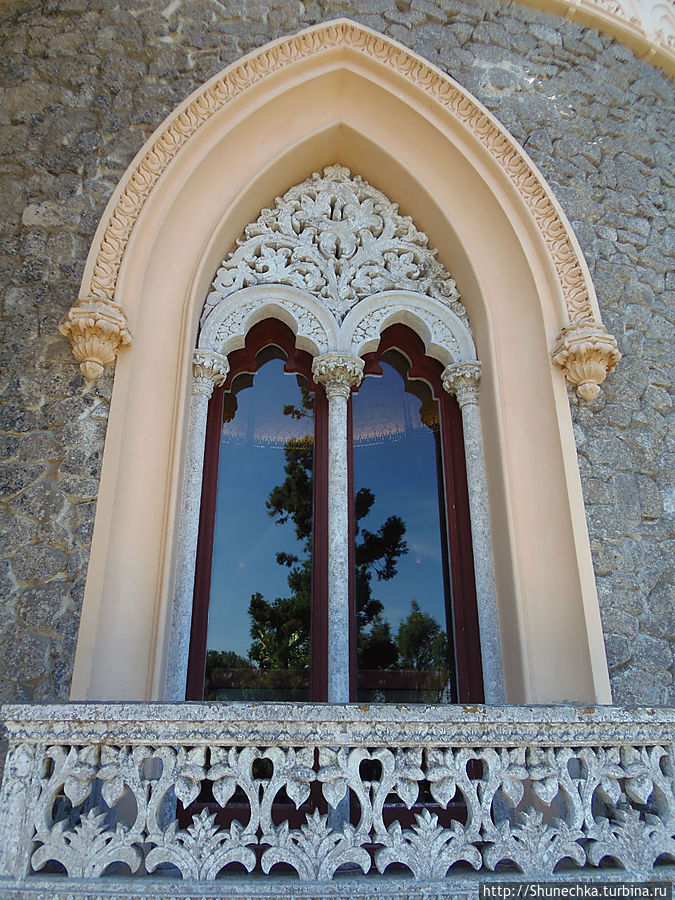 Окна в нео-готическом стиле. Синтра, Португалия
