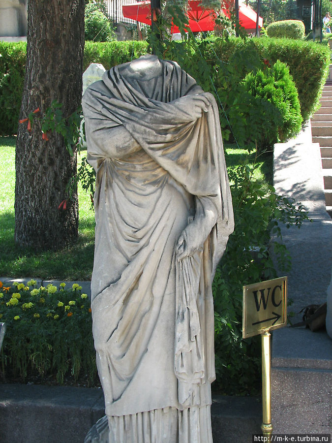 Статуи у музея Анкара, Турция