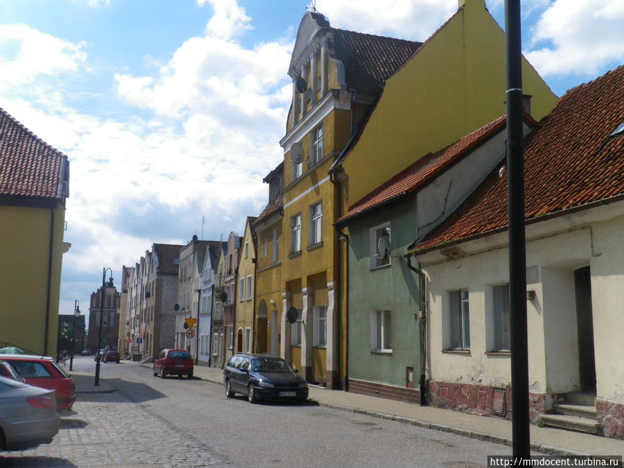 В конце улицы видны основные городские ворота. Эльблонг, Польша