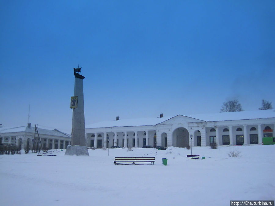 Центральная площадь с торговыми рядами и памятным знаком основания города Галич, Россия