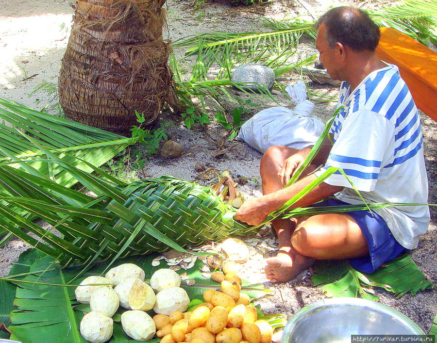 Повар Джей готовит начинку корзинок для Земляной печи Остров Дравака, Фиджи