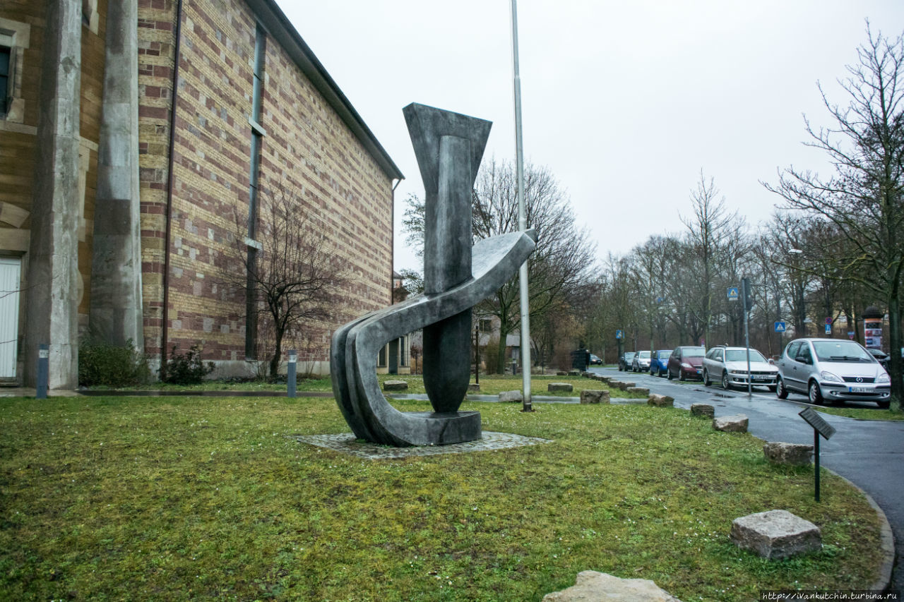 Скульптура рядом Евангелистской церквью Вюрцбург, Германия
