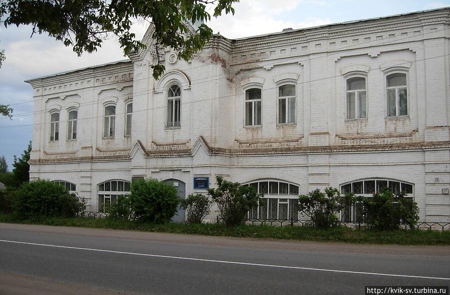В этом доме расположен краеведческий музей г.Уржума, на главной транзитной дороги проходящей через Уржум, Ранее в здание располагалосьСПТУ, музей хорошо отражает дореволюционный период крестьянства района, на первом этаже даже есть почти полномаштабный макет крестьянской избы. На втором этаже — залы полупустые. В этом доме расположен краеведческий музей г.Уржума, на главной транзитной дороги проходящей через Уржум, Ранее в здание располагалосьСПТУ, музей хорошо отражает дореволюционный период крестьянства района, на первом этаже даже есть почти полномаштабный макет крестьянской избы. На втором этаже — залы полупустые.