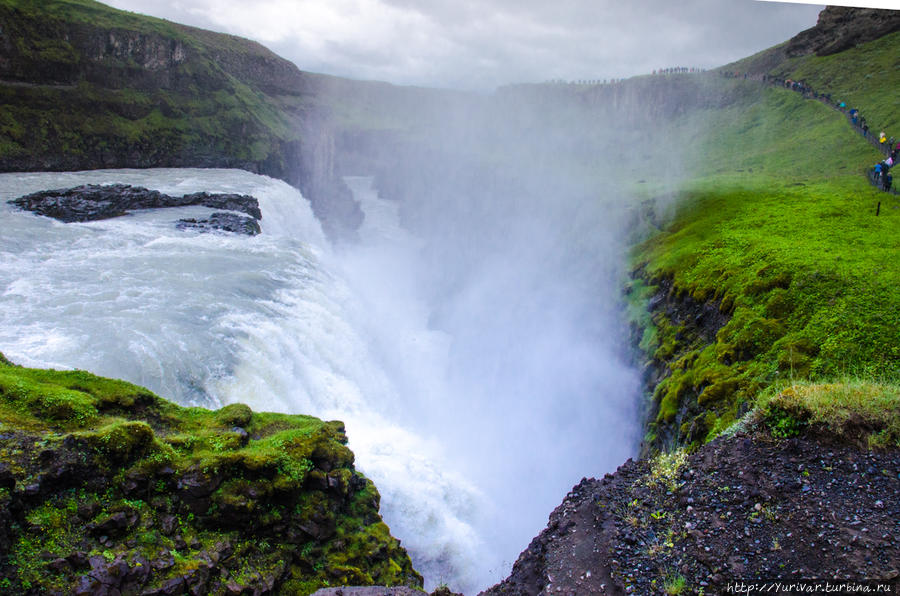 Водопад срывается с нижней ступени и резко уходит влево Рейкьявик, Исландия