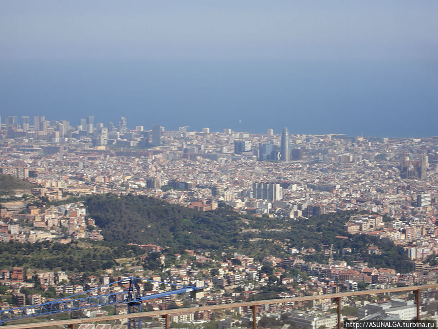 Гора Тибидабо – самая высокая точка Барселоны. Отсюда, с высоты 500 метров над уровнем моря, открывается великолепный вид на город. Тибидабо не всегда включают в туристические программы, в первую очередь из-за удаленного месторасположения. Однако, туристов, которые все же добираются до вершины горы, ожидает вознаграждение: сверху на Барселону открывается вид, который трудно описать словами. Барселона, Испания