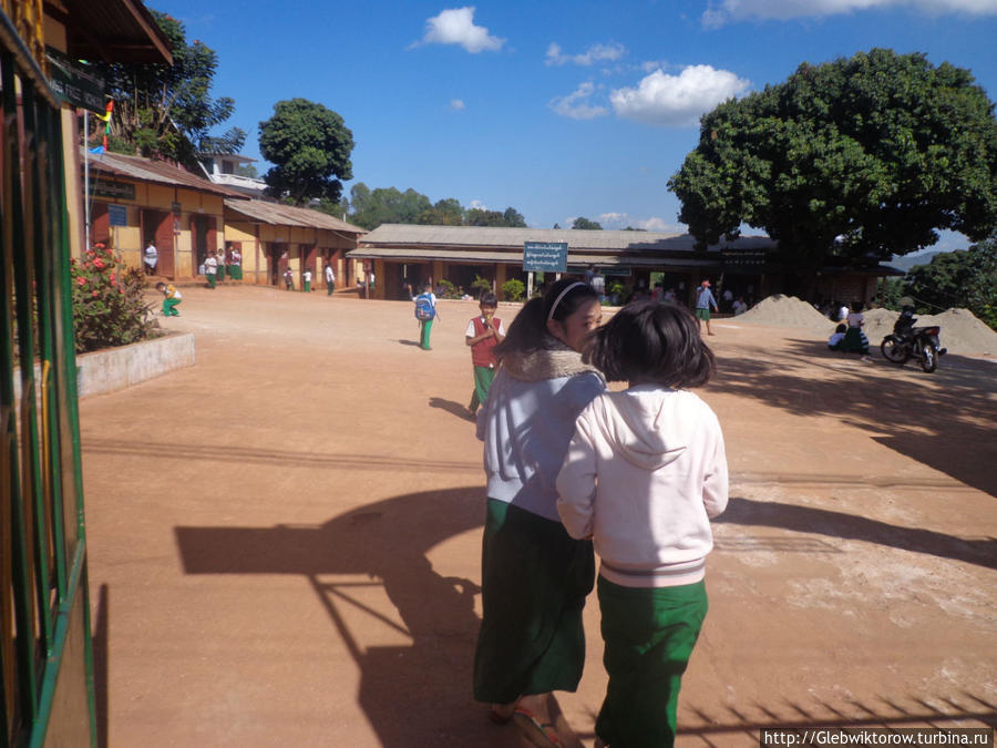 Церквь и школьники в Лашо Лашо, Мьянма