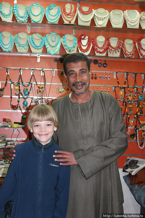 В ювелирной лавке. В поисках подарков девчонкам. Шарм-Эль-Шейх, Египет В ювелирной лавке. В поисках подарков девчонкам. Шарм-Эль-Шейх, Египет