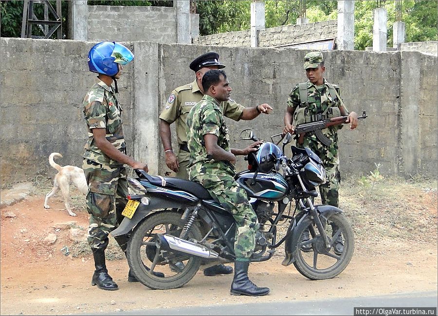 Присутствие на улицах военных не напрягало, наоборот, чувствуешь себя в безопасности. Военными здесь быть почетно, и платят неплохо, и пенсия на старости лет гарантирована. Присутствие на улицах военных не напрягало, наоборот, чувствуешь себя в безопасности. Военными здесь быть почетно, и платят неплохо, и пенсия на старости лет гарантирована.