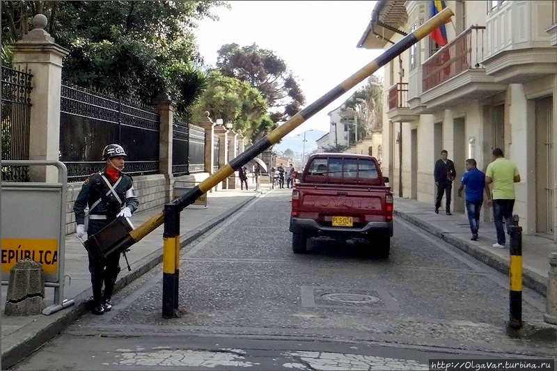 Переулок, вдоль которого располагается президентский дворец Богота, Колумбия