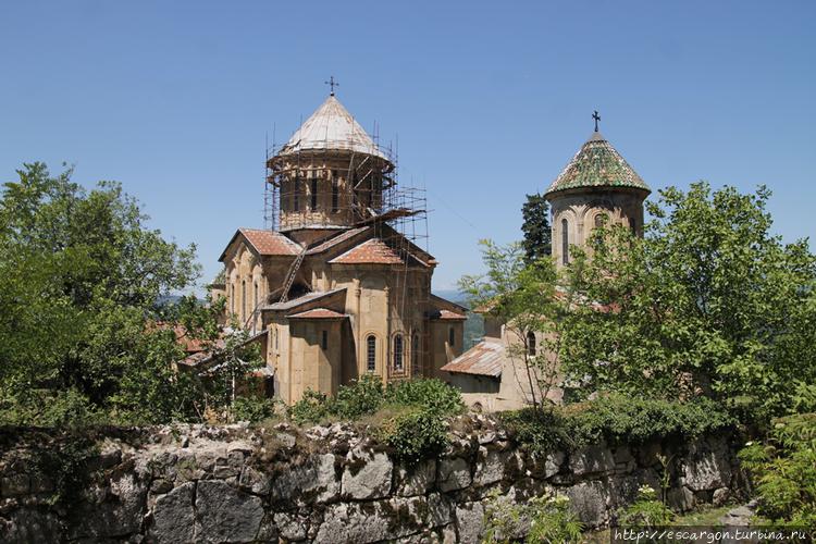 Гелатский монастырь недал