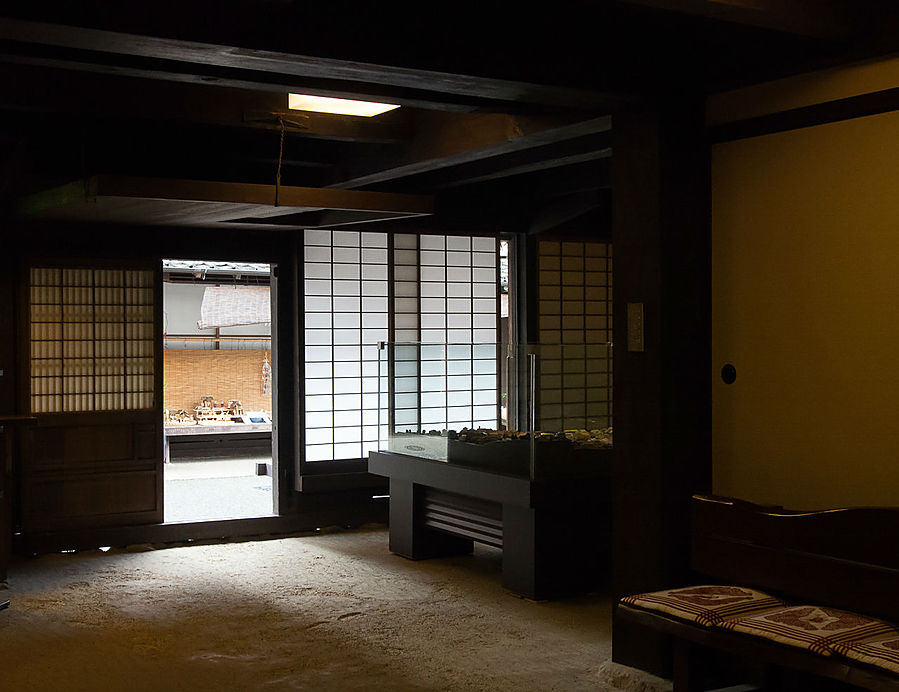 Внутри маленького бесплатного музейчика, посвящённого прошлой городской торговой жизни. Утико, Япония