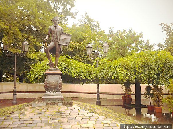 И оказалась как раз у памятника де Рибасу, в начале самой знаменитой литературной улицы. И оказалась как раз у памятника де Рибасу, в начале самой знаменитой литературной улицы.