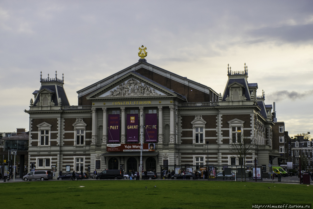Проходя мимо Ван Гога, мимо музея Ван Гога. Амстердам, Нидерланды