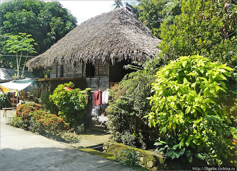 Дома в городке одно и двухэтажные, кирпичные, каменные и такие, приятные на вид, с травяной крышей. Булусан, Филиппины
