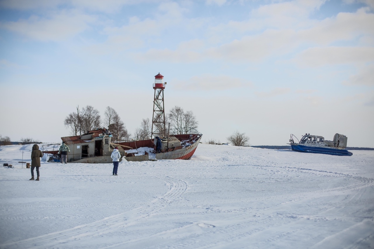 Вмерзший корабль у Гарницкого маяка Кижи, Россия