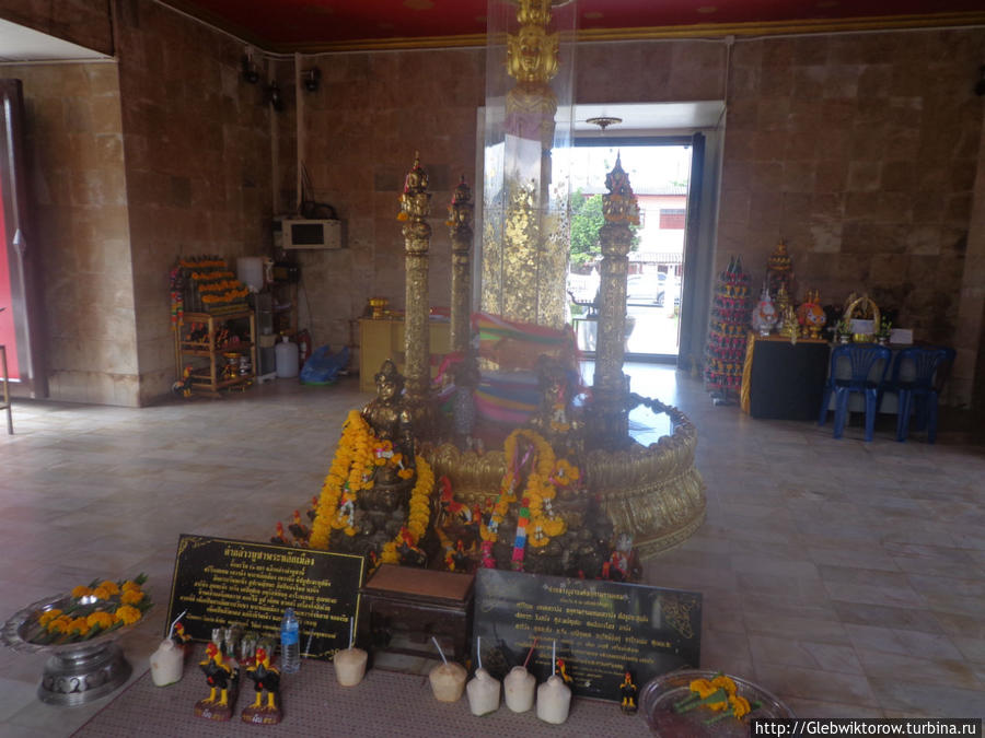 Посещение алтарей в Накхон-Си-Таммарате Накхон-Си-Таммарат, Таиланд