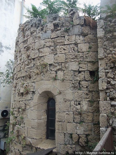 Старый город начинается от стен крепости и представляет собой несколько кварталов греческих сооружений и жилых домов. Кирения, Турецкая Республика Северного Кипра