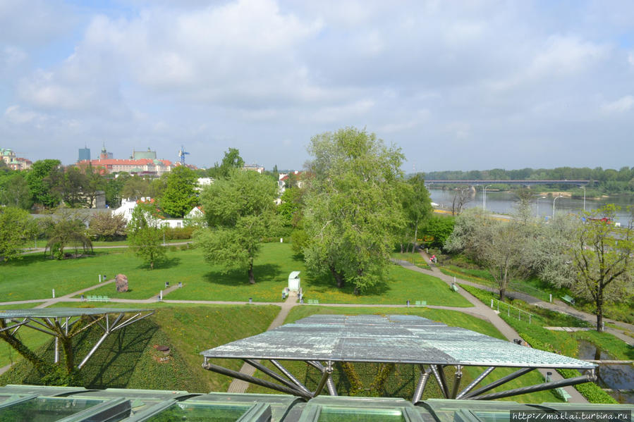 Сад библиотеки Варшавского университета Варшава, Польша Сад библиотеки Варшавского университета Варшава, Польша