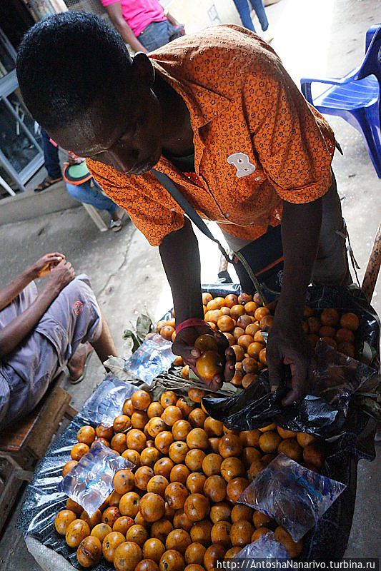 Фрукты, не мандарины, называют их африканскими вишнями. Кисловатые и волокнистые, на жаре хорошо. Лагос, Нигерия