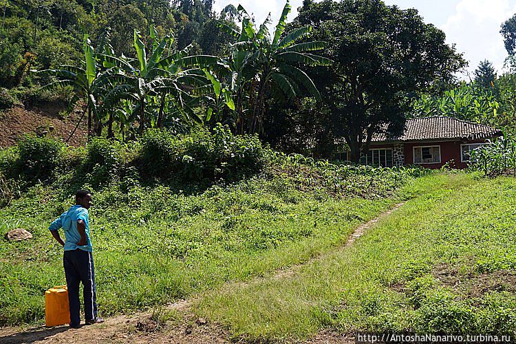 Девушка тоже отдыхает от канистры с водой Кибюи, Руанда