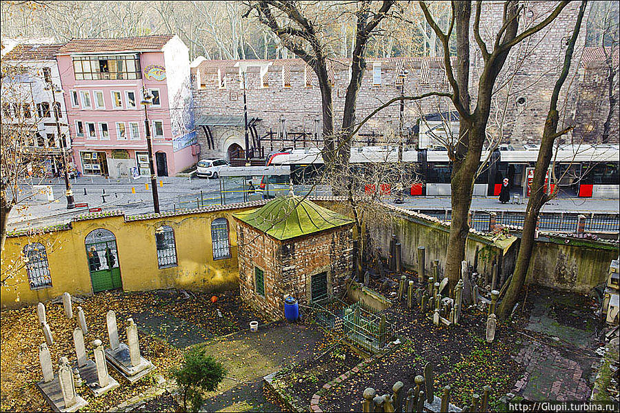 Вид с винтовой лестницы, которая в номере заменяла балкон. Вид с винтовой лестницы, которая в номере заменяла балкон.