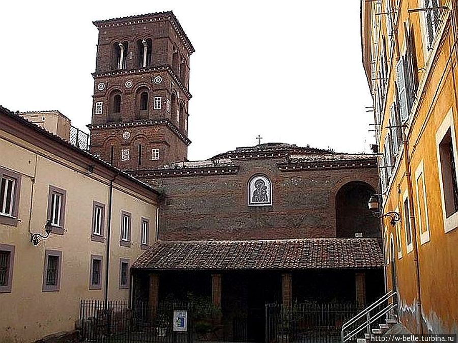 Chiesa di Santa Maria della Rotonda, построенная в 1060 году на руинах римской виллы Домициана. Альбано-Лациале, Италия