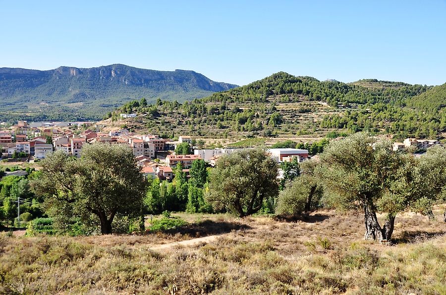 Город в окружении гор Вальдерробрес, Испания