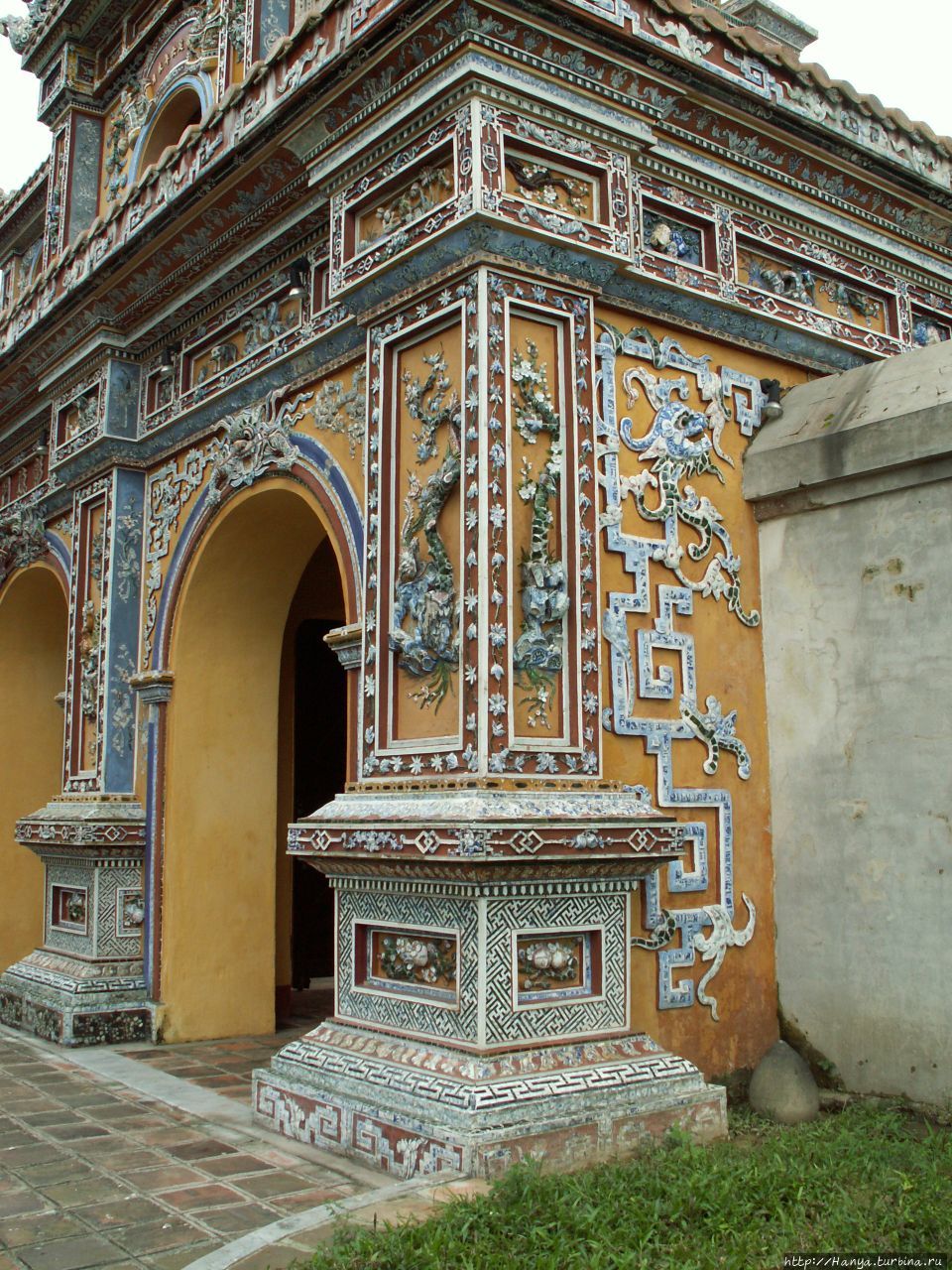 Хюэ. Императорский город. Вид на декоративные ворота Хюэ, Вьетнам