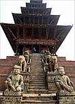 Главным украшением площади Таумадхи считается пятиярусная пагода Наятопола высотой 30 метров