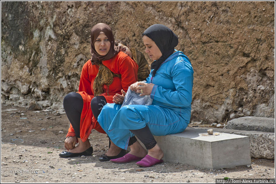 Марокканские девушки часто ходят вот в таких платках. Обратите внимание на ребенка, который спит привязанный за спиной... Эль-Джадида, Марокко