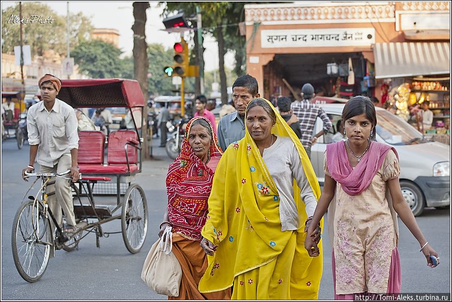 А вот он — конечный результат — так выглядят сари в жизни. Молодое поколение, похоже, сари носить уже не очень хочет... Джайпур, Индия
