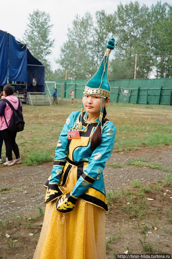 девочка в национальном костюме Чадан, Россия