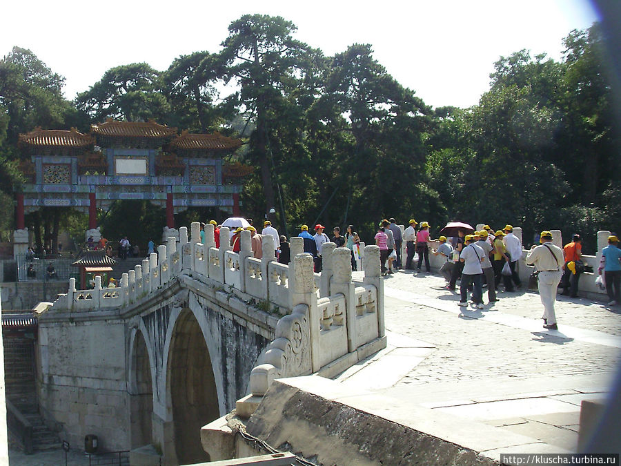 На входе в парковый комплекс, мост через пруд На входе в парковый комплекс, мост через пруд