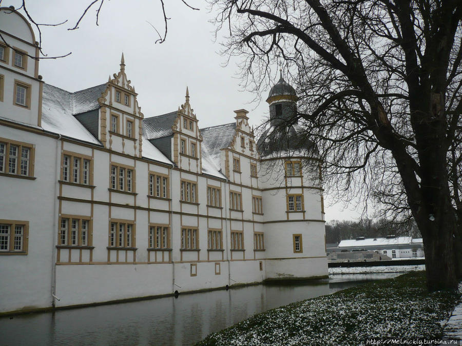 Прогулка вокруг дворца Нойхаус Падерборн, Германия