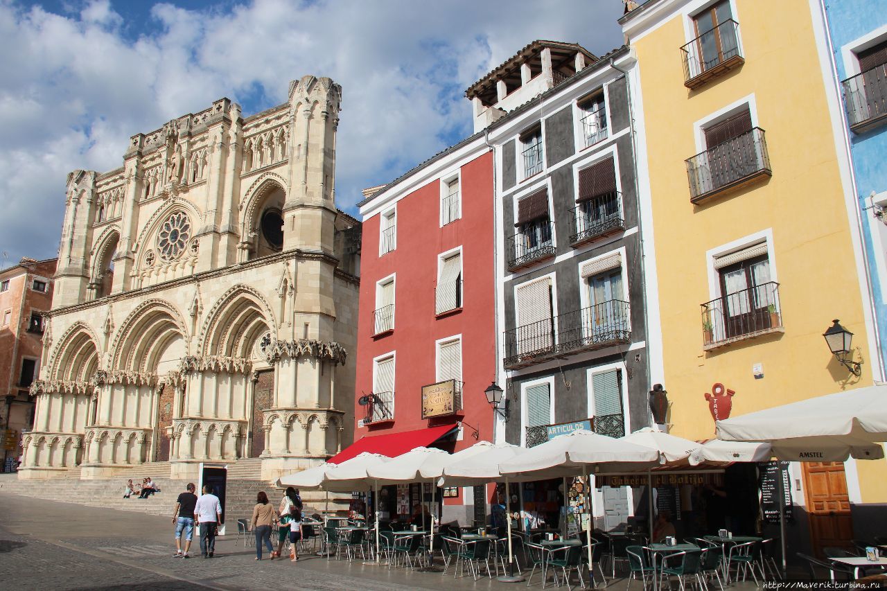 Готический кафедральный собор на главной площади Пласа — Майор (Plaza Mayor). Куэнка, Испания