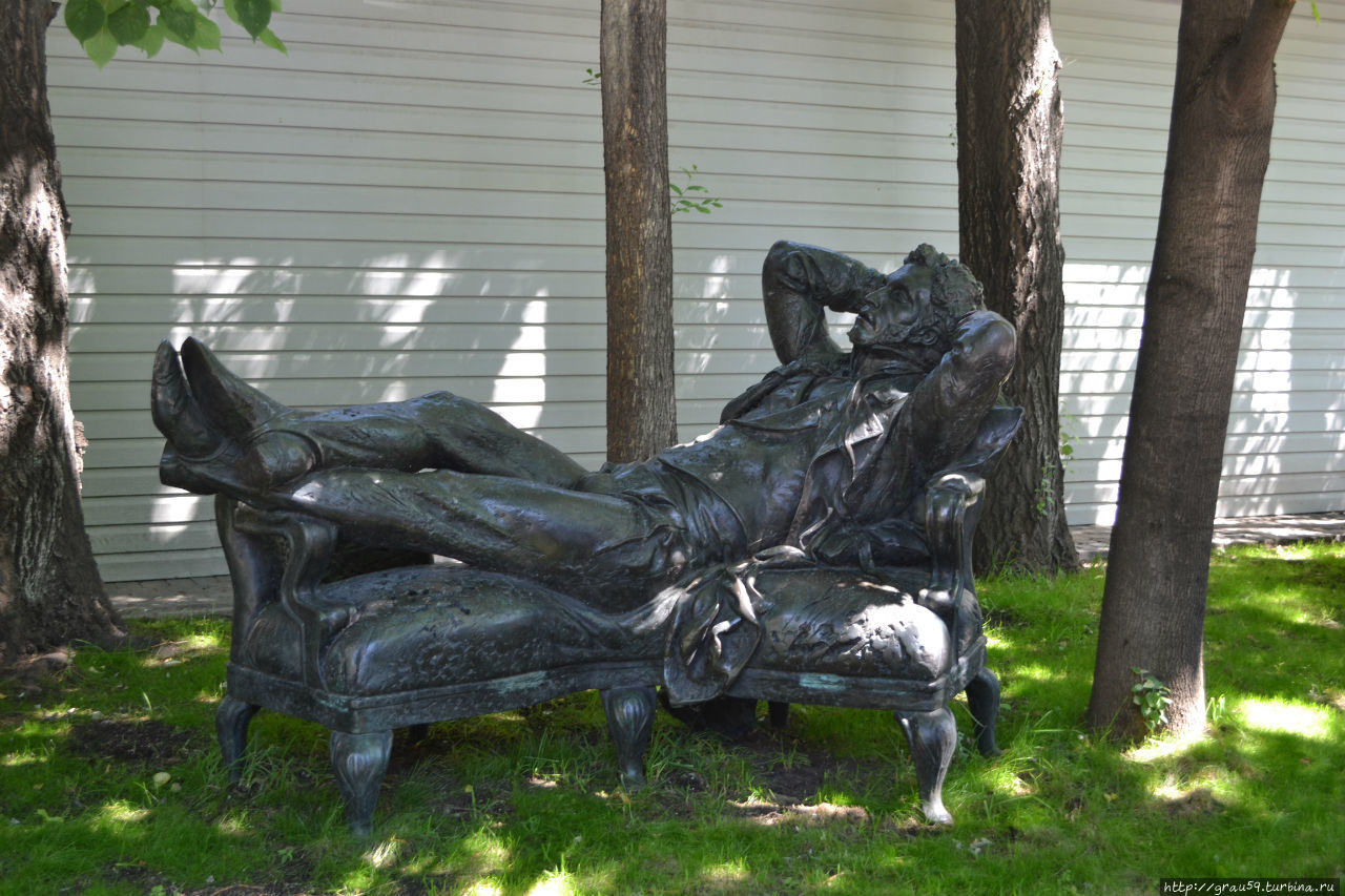 Отдыхающий Пушкин памятник