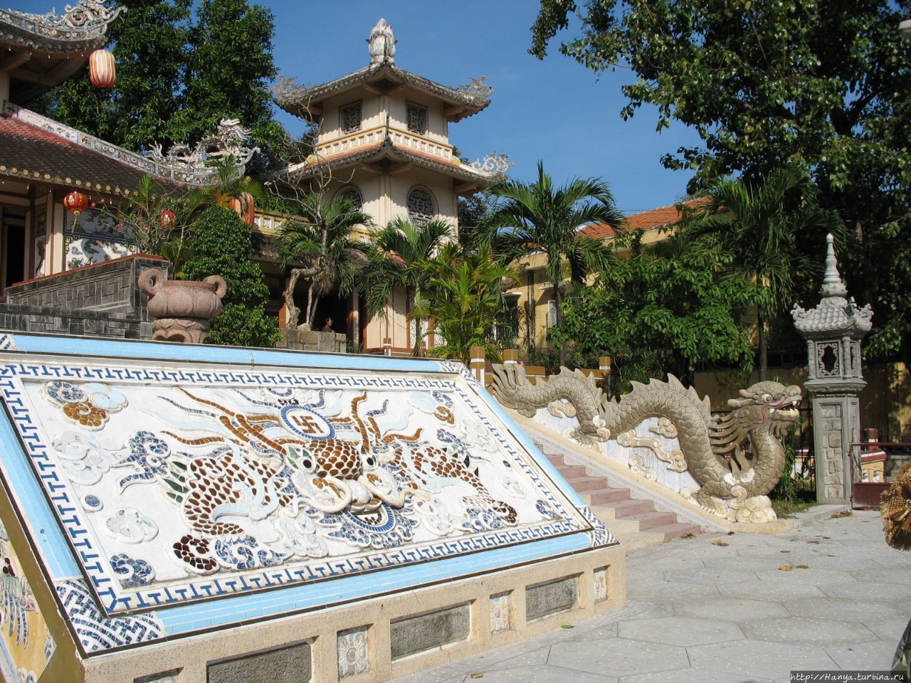 г. Нячанг. Пагода Лонгшон. Мозаичное панно внутреннего двора Нячанг, Вьетнам
