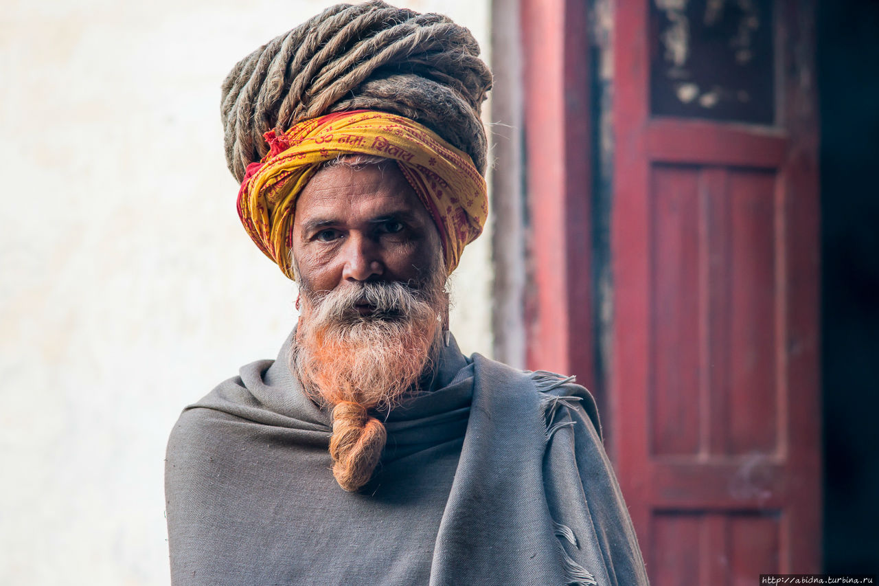 Этого садху зовут Лисичка, благодаря его рыжей бороде Катманду, Непал